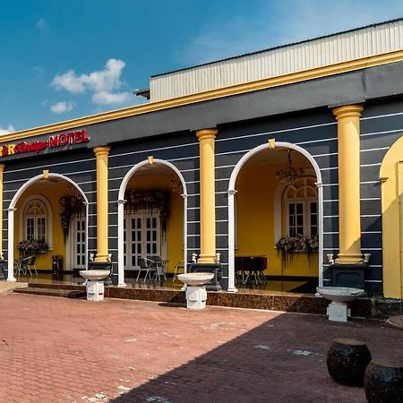 Oyo 1228 R & R Motel Джохор-Бару Экстерьер фото