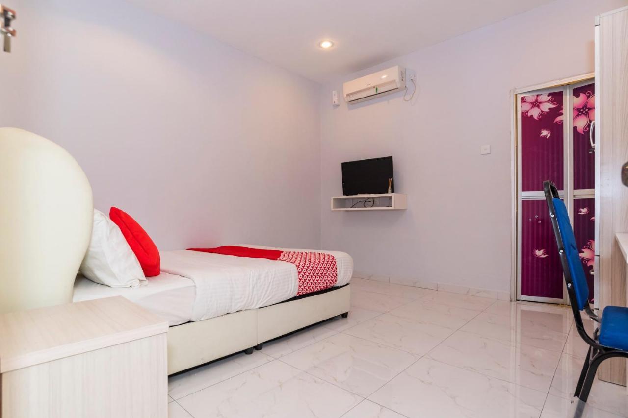 Oyo 1228 R & R Motel Джохор-Бару Экстерьер фото